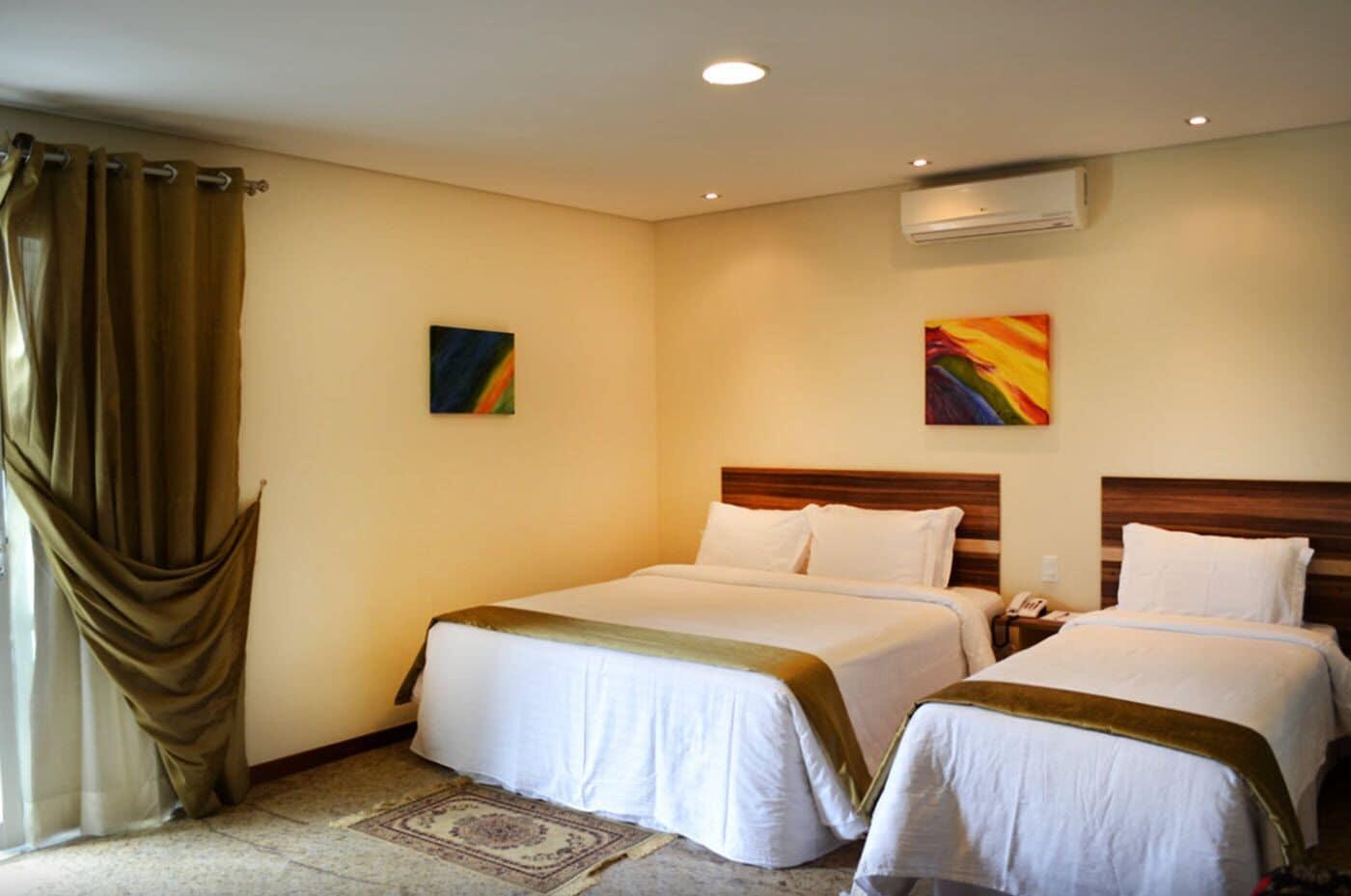 Colonial Plaza Hotel ปินดามอญญานกาบา ภายนอก รูปภาพ