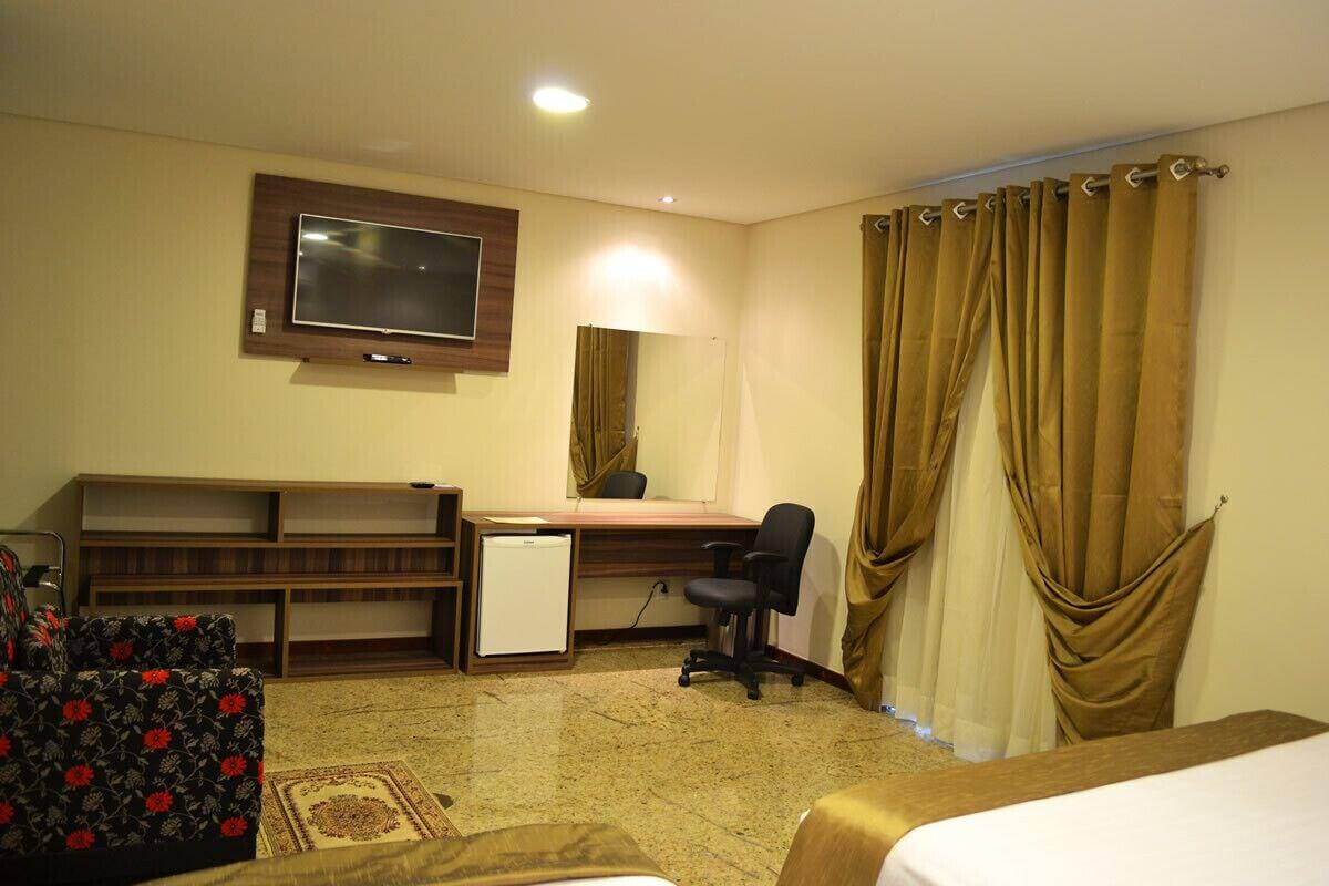 Colonial Plaza Hotel ปินดามอญญานกาบา ภายนอก รูปภาพ