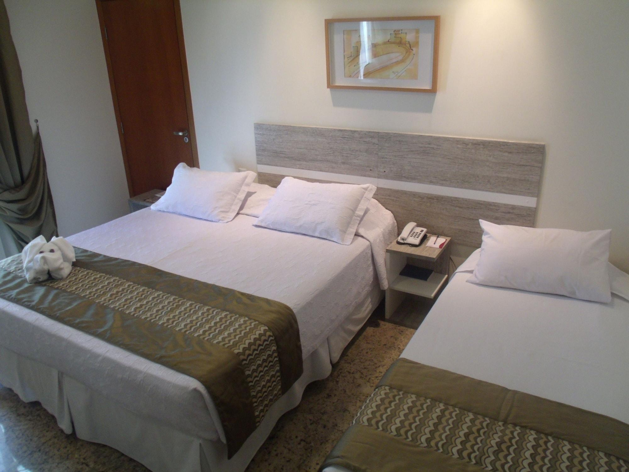 Colonial Plaza Hotel ปินดามอญญานกาบา ภายนอก รูปภาพ