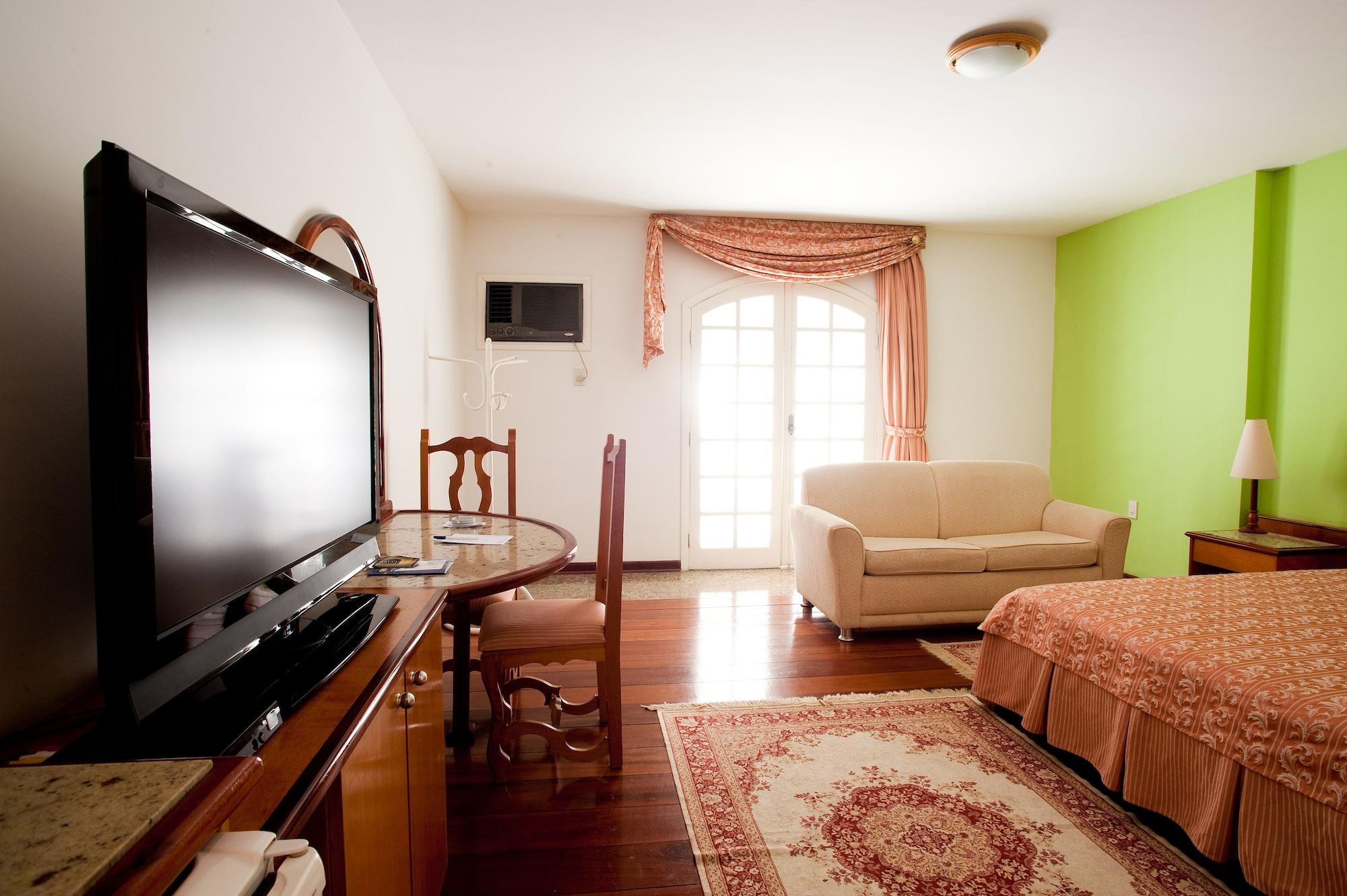 Colonial Plaza Hotel ปินดามอญญานกาบา ภายนอก รูปภาพ