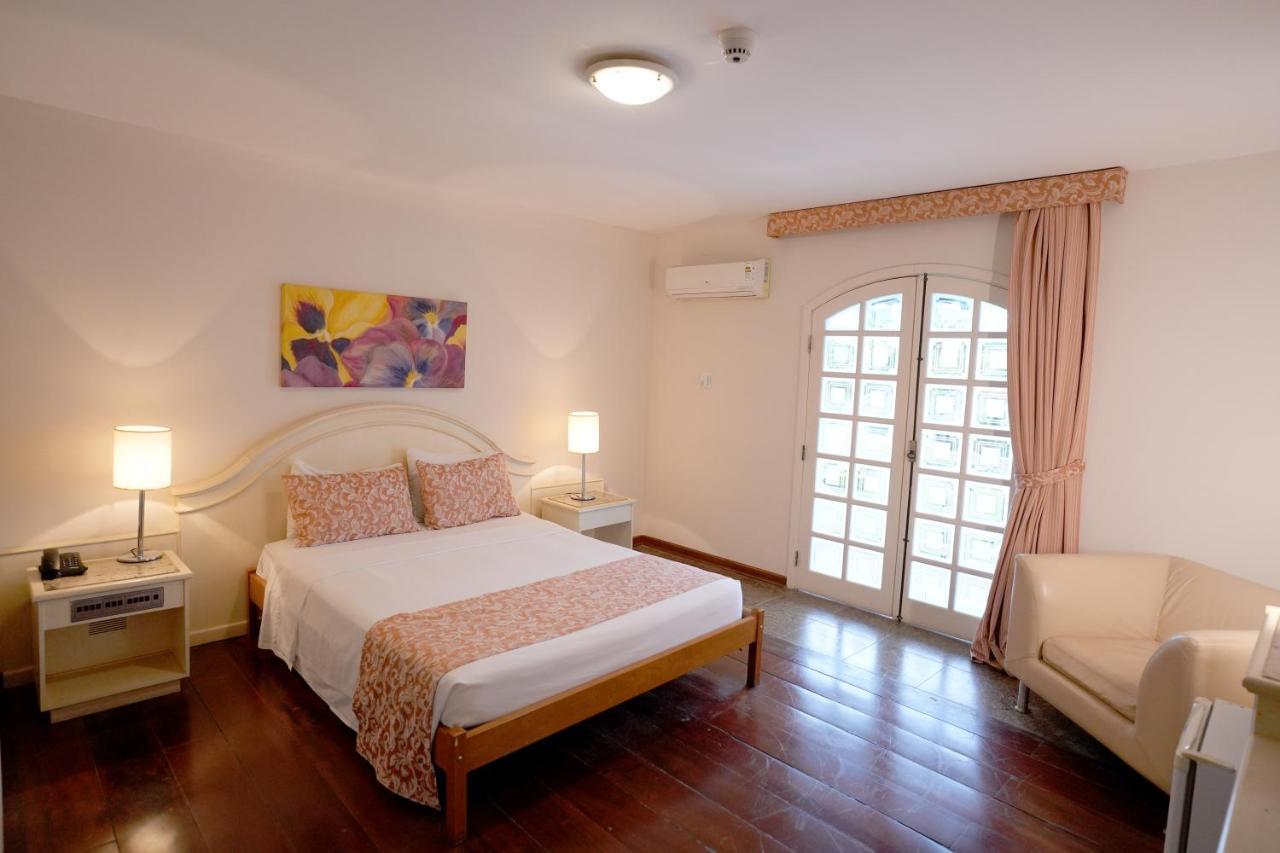 Colonial Plaza Hotel ปินดามอญญานกาบา ภายนอก รูปภาพ