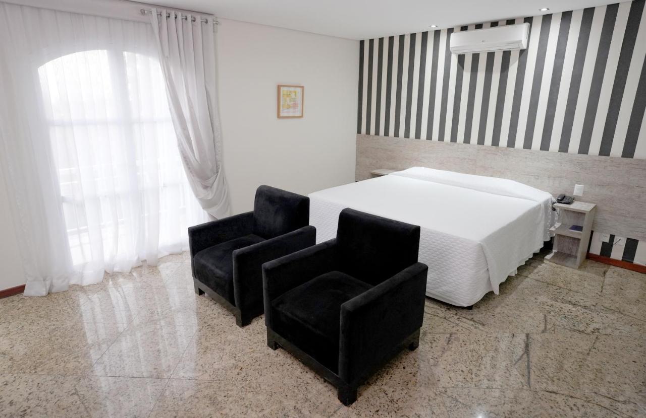 Colonial Plaza Hotel ปินดามอญญานกาบา ภายนอก รูปภาพ