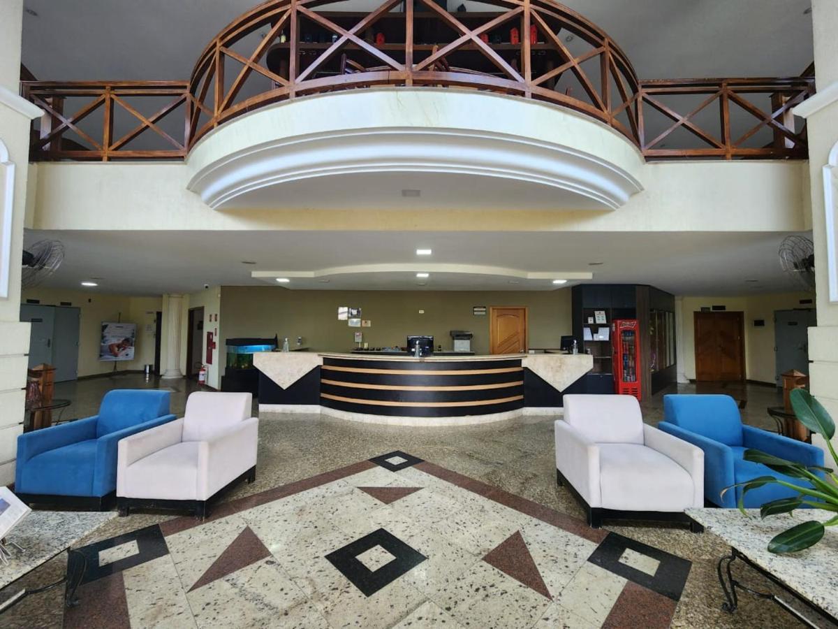 Colonial Plaza Hotel ปินดามอญญานกาบา ภายนอก รูปภาพ