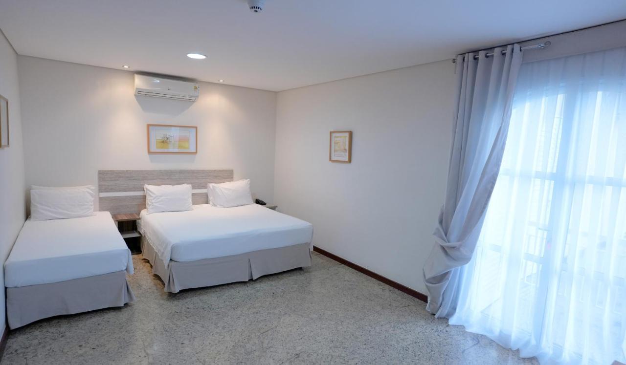 Colonial Plaza Hotel ปินดามอญญานกาบา ภายนอก รูปภาพ