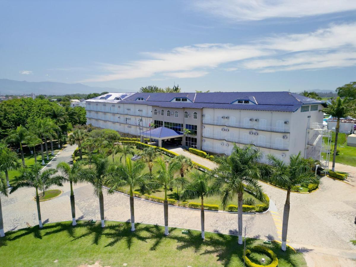 Colonial Plaza Hotel ปินดามอญญานกาบา ภายนอก รูปภาพ