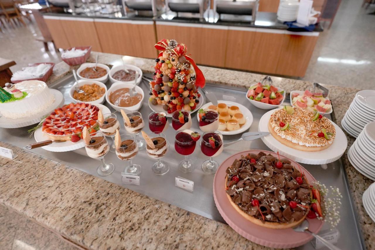 Colonial Plaza Hotel ปินดามอญญานกาบา ภายนอก รูปภาพ