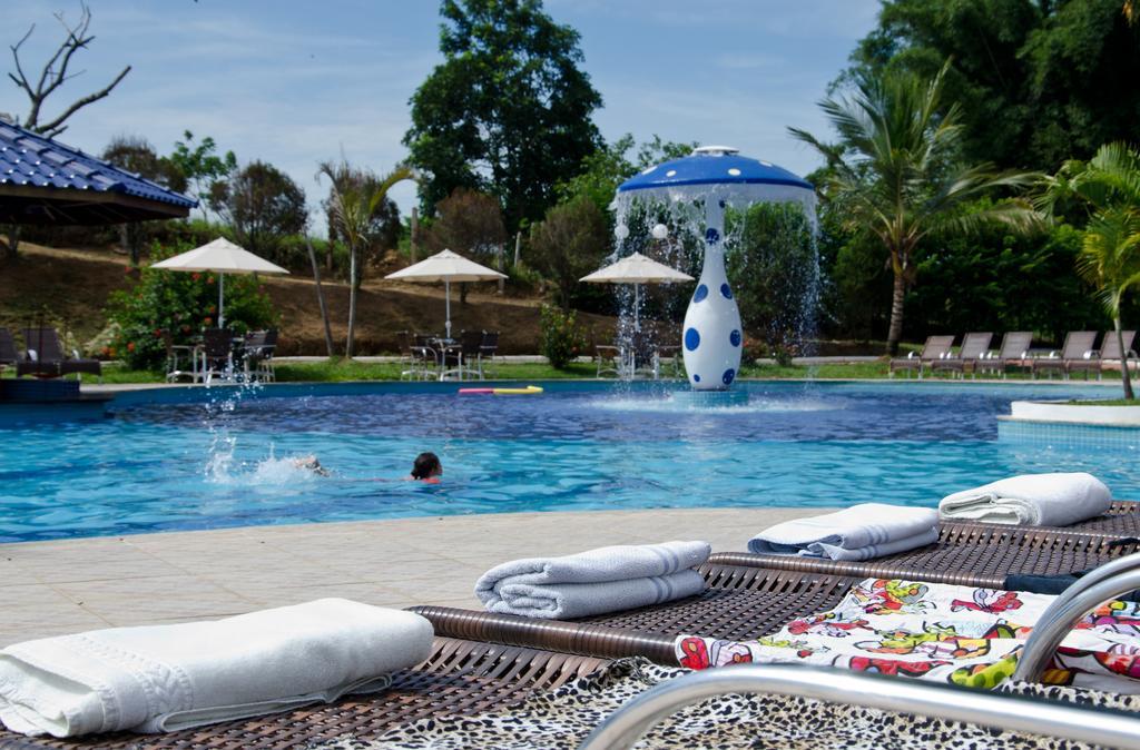 Colonial Plaza Hotel ปินดามอญญานกาบา ภายนอก รูปภาพ