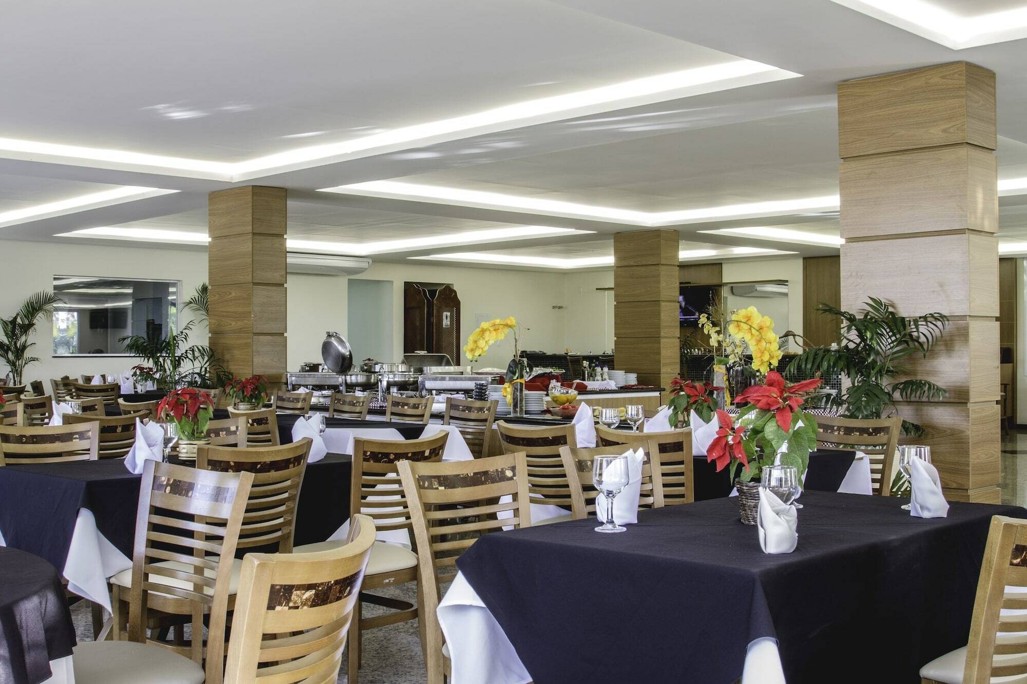 Colonial Plaza Hotel ปินดามอญญานกาบา ภายนอก รูปภาพ