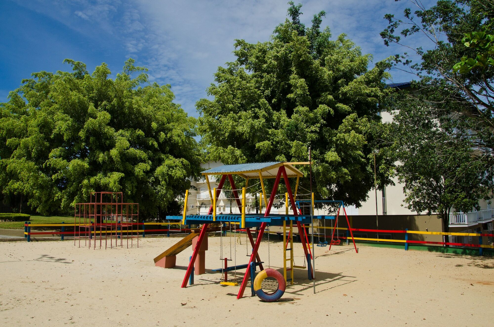 Colonial Plaza Hotel ปินดามอญญานกาบา ภายนอก รูปภาพ