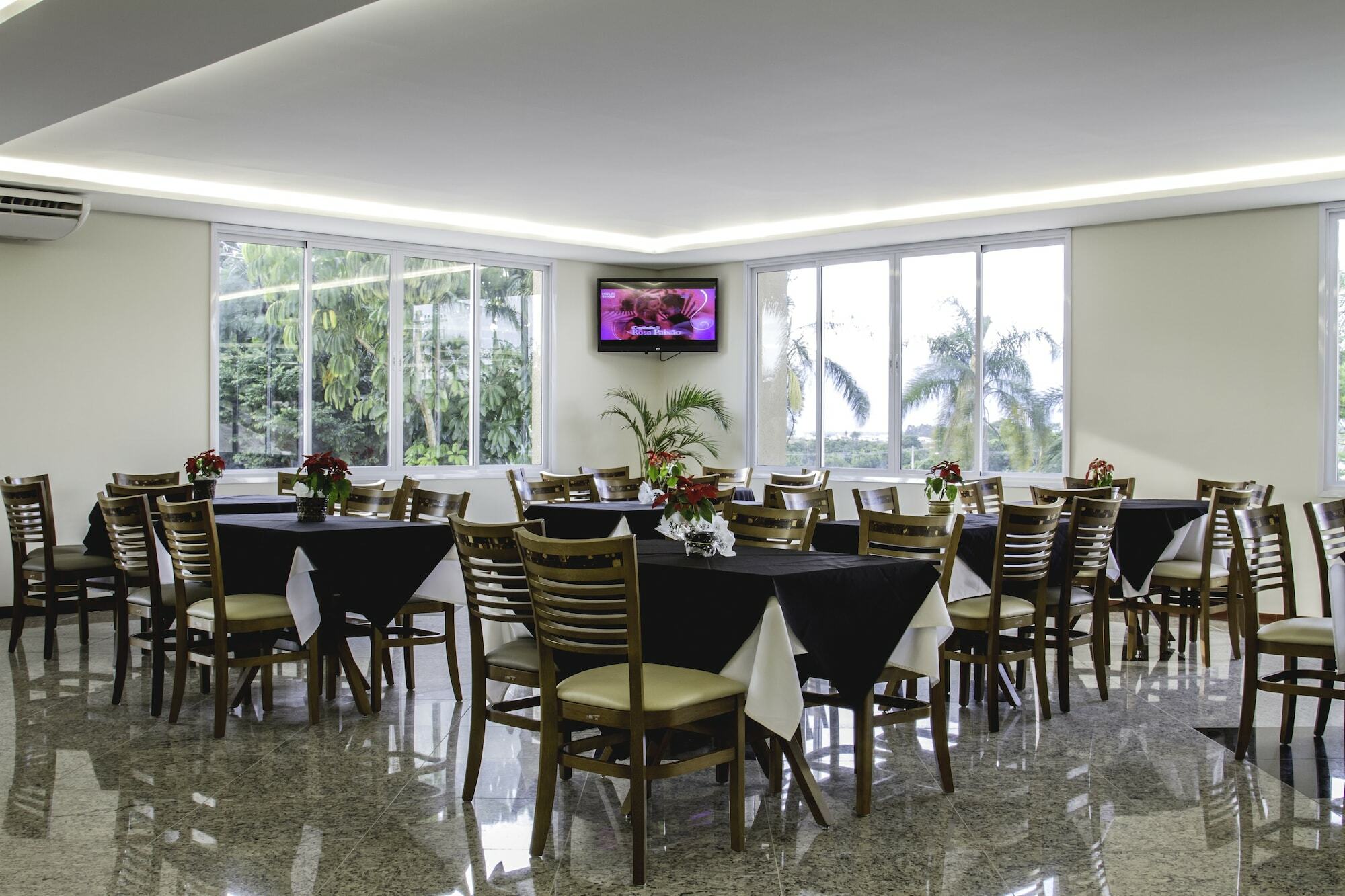 Colonial Plaza Hotel ปินดามอญญานกาบา ภายนอก รูปภาพ