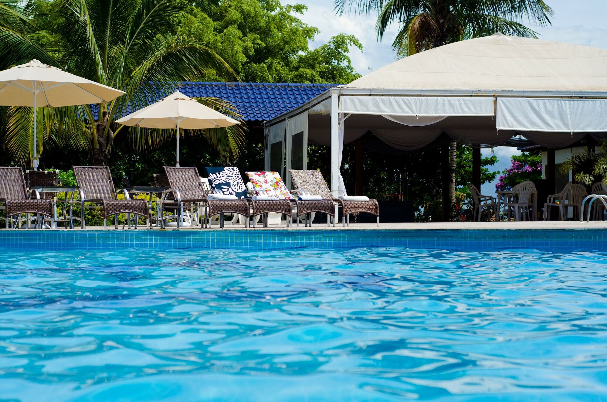 Colonial Plaza Hotel ปินดามอญญานกาบา ภายนอก รูปภาพ